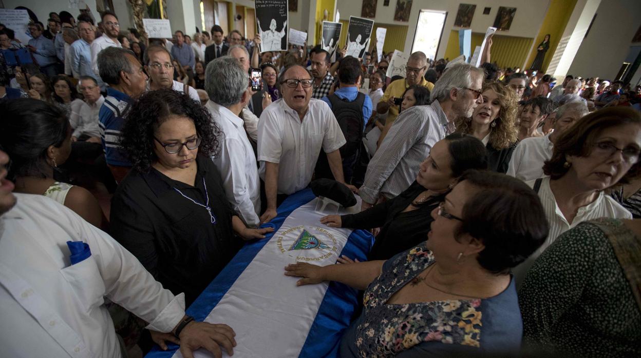 Familiares y amigos de Ernesto Cardenal protegen el féretro