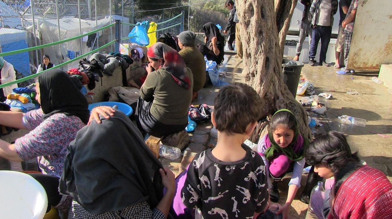 Refugiados en el campamento de Moira, en Lesbos