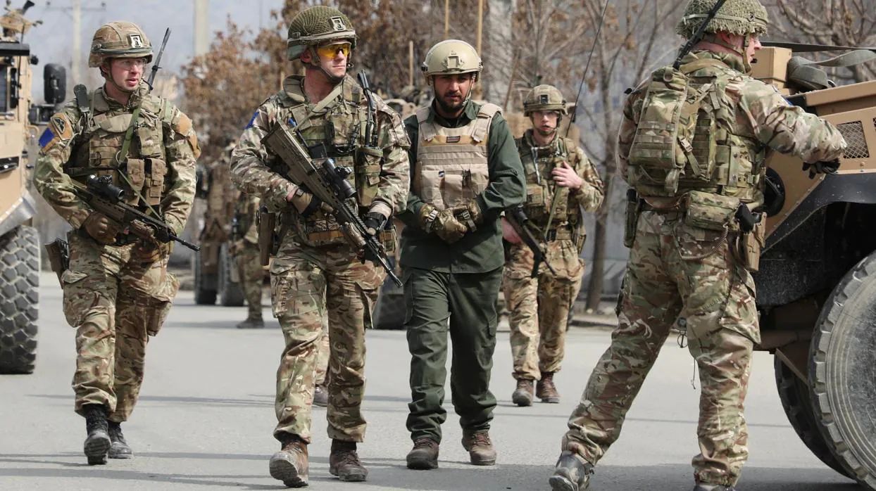 Soldados británicos acuden al lugar del atentado en Kabul