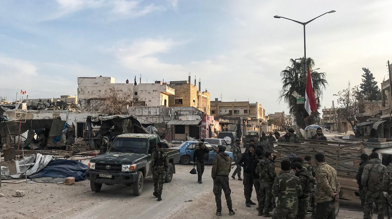 Solsados del ejército sirio con sus vehículos, este viernes en una plaza de la ciudad de Saraqib, al noroeste de la provincia de Idlib