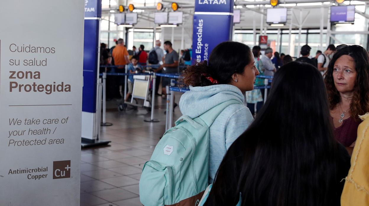 Un grupo de pasajeros en el aeropuerto de Santiago de Chile