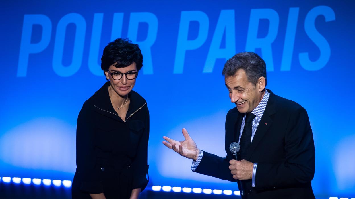 Nicolas Sarkozy y la exministra de Justicia Rachida Dati, que se postula como candidata del partido conservador Les Republicains a la alcaldía de París