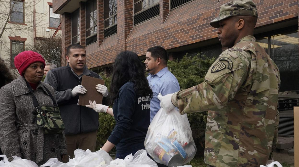 La Guardia Nacional entrega comida a residentes de New Rochelle, en el estado de New York