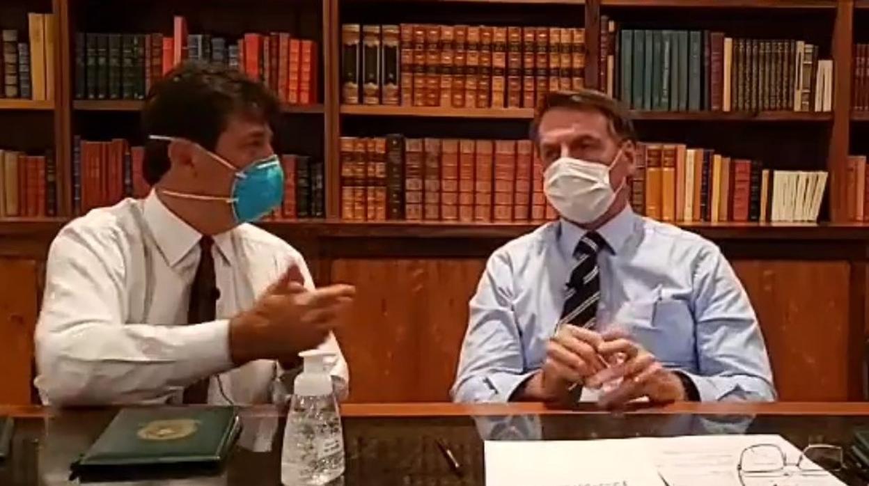 Jair Bolsonaro y el ministro de Salud de Brasil, Luiz Henrique Mandetta, en una conferencia transmitida por las redes sociales