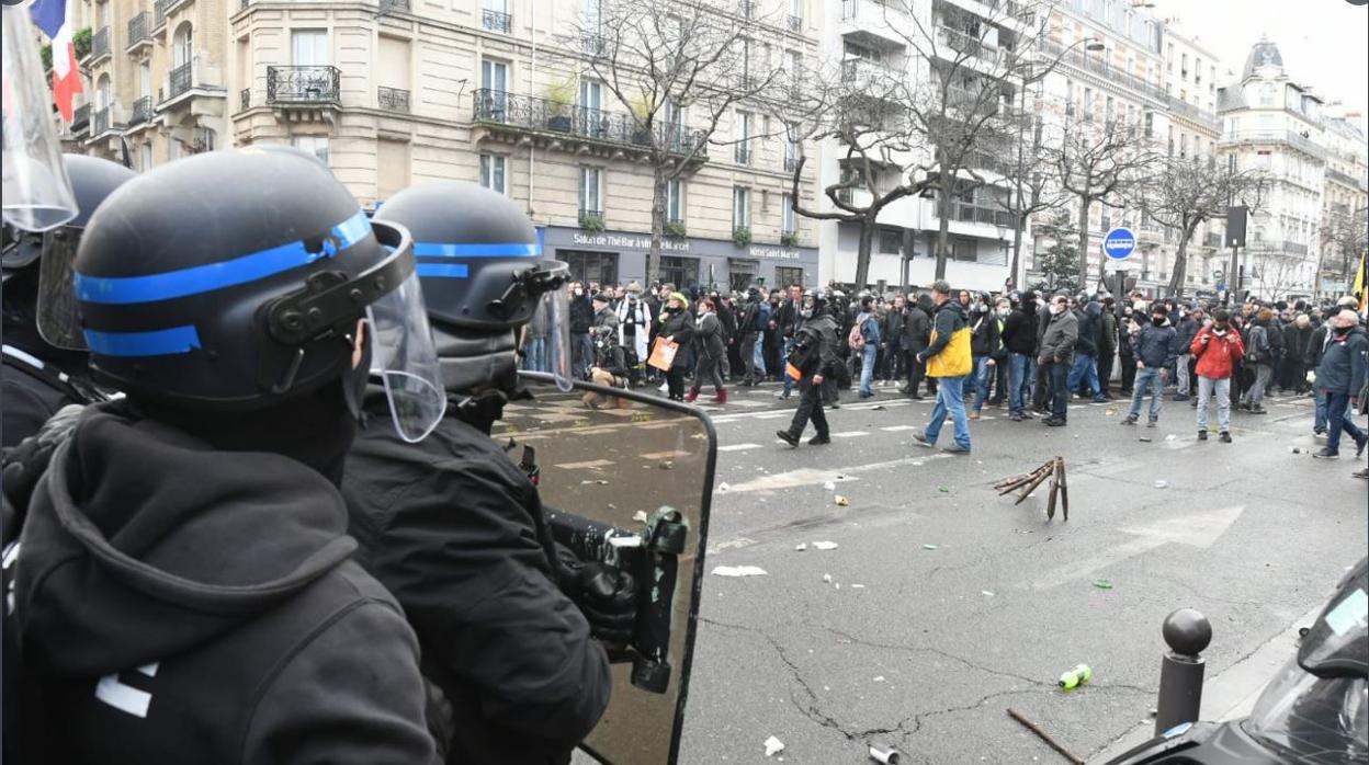 La Policía contiene a los manifestantes en París, en una imagen de la Prefectura de la capital