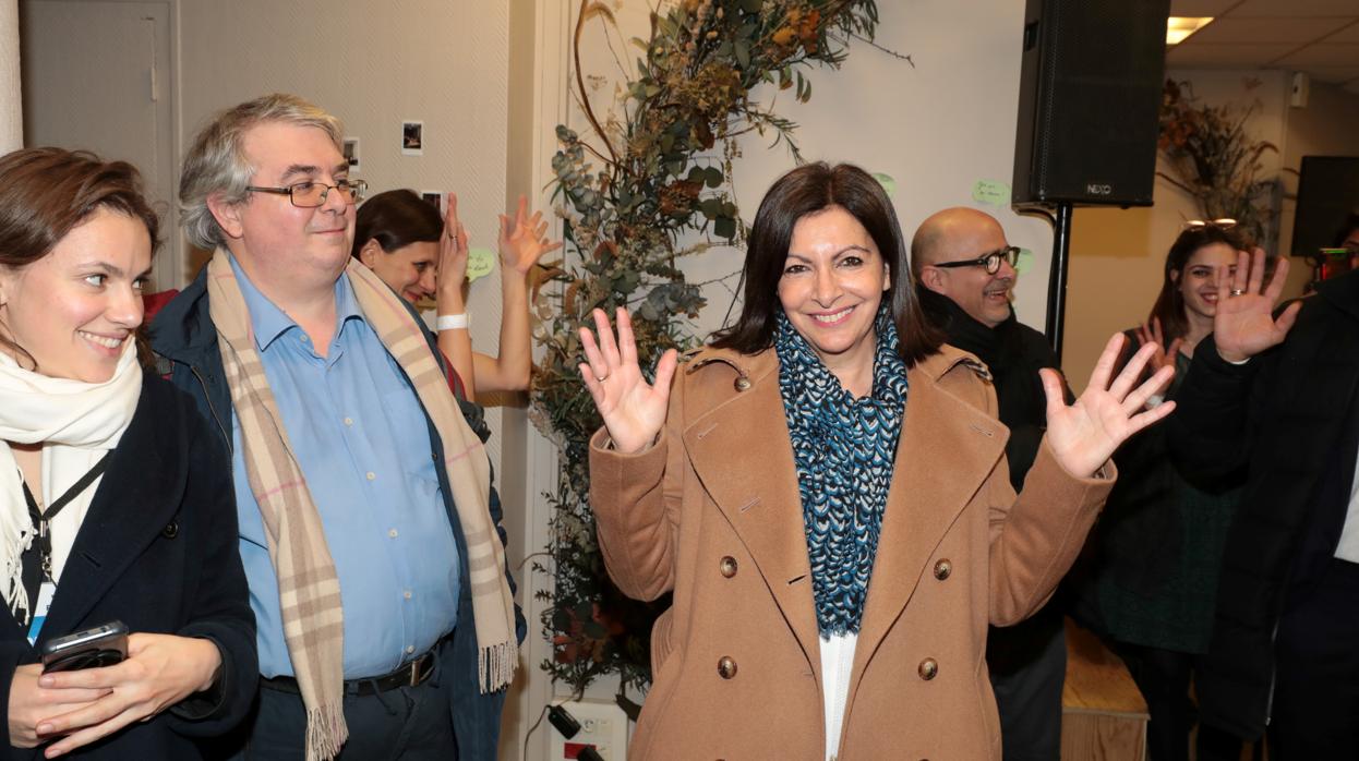 Anne Hidalgo recibe los aplausos de sus seguidores a su llegada a la sede socialista