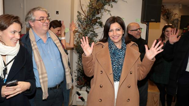 La alcaldesa Anne Hidalgo gana con amplia ventaja la primera vuelta de las elecciones en París