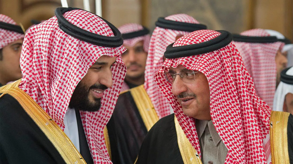 Bin Salman, a la izquierda, con su primo Bin Nayef, cuando este era el príncipe heredero, en una imagen de 2016