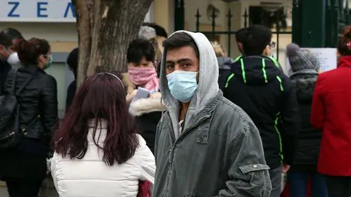 Un ciudadano griego se protege con una mascarilla del coronavirus en Atenas