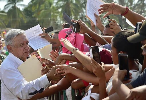 López Obrador durante su llegada a la comunidad de Marquelia, en México