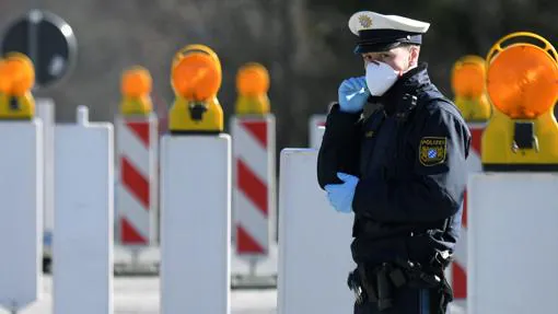 Un policía alemán vigila la frontera entre Alemania y Austria
