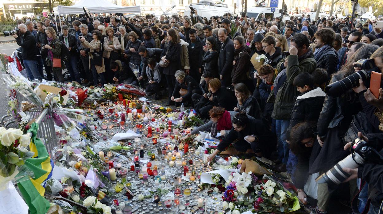 Cientos de personas rinden homenaje a las víctimas del atentado de París