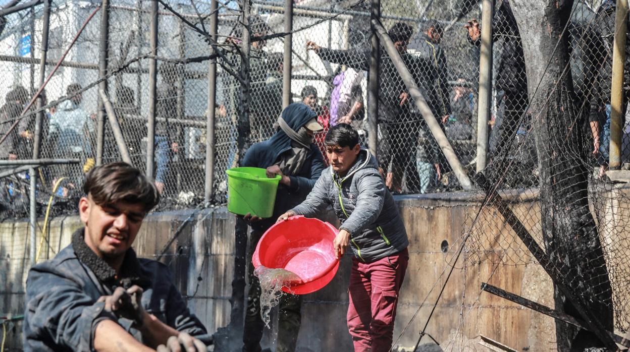 Refugiados en la zona de Moria donde se produjo el incendio