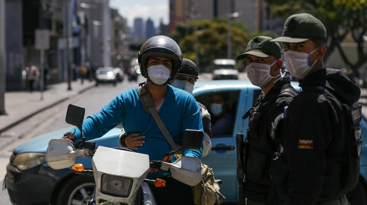 Miembros de la Guardia Nacional Bolivariana con mascarillas