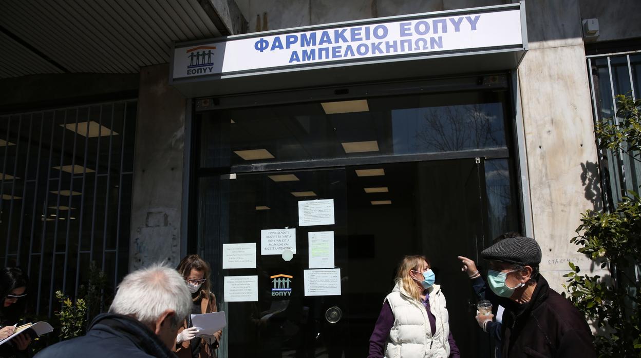 Ciudadanos griegos a las puertas de una farmacia del sistema sanitario público, en Atenas