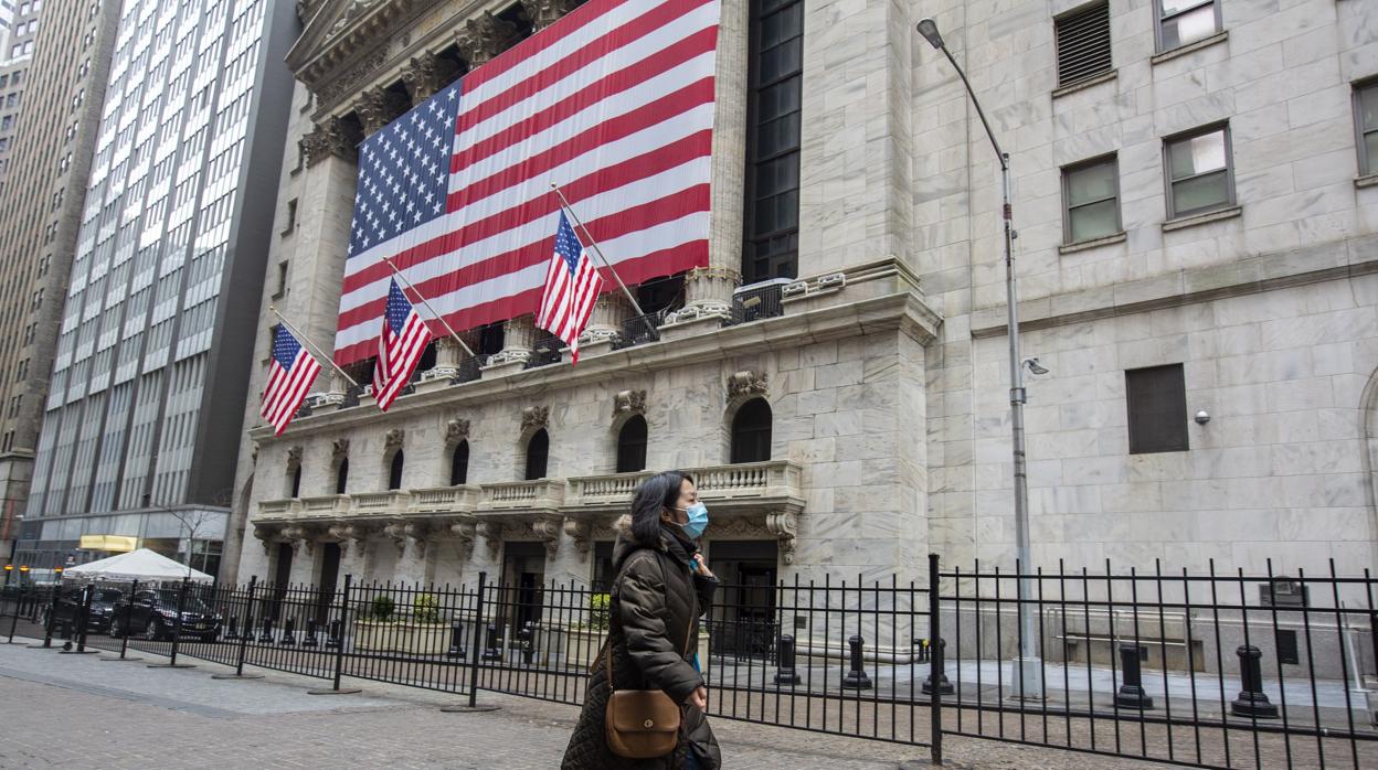 Una mujer pasa por delante de la Bolsa de Nueva York