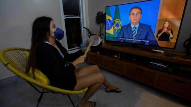 Bolsonaro califica al coronavirus de «resfriadito» y critica el confinamiento