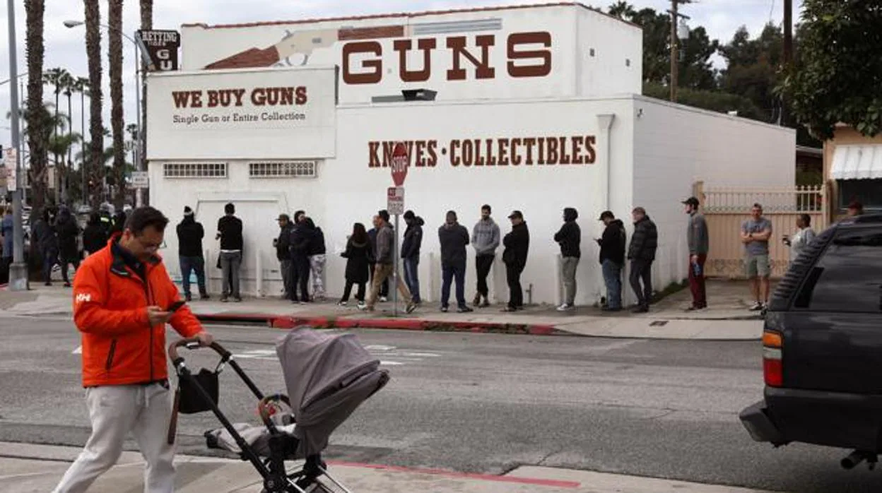 Coronavirus: Colas a la entrada de una armería en Culver City, en el condado de Los Ángeles (California)