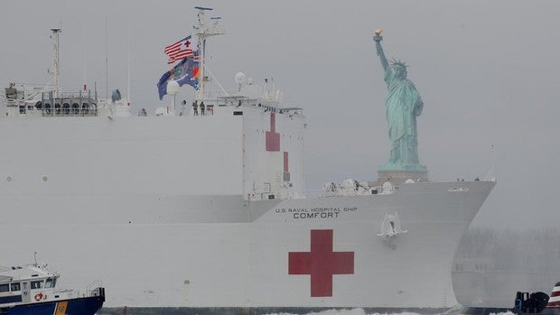 Llegan a Nueva York y Los Ángeles los buques-hospital de la Armada de EE.UU. para paliar el colapso sanitario