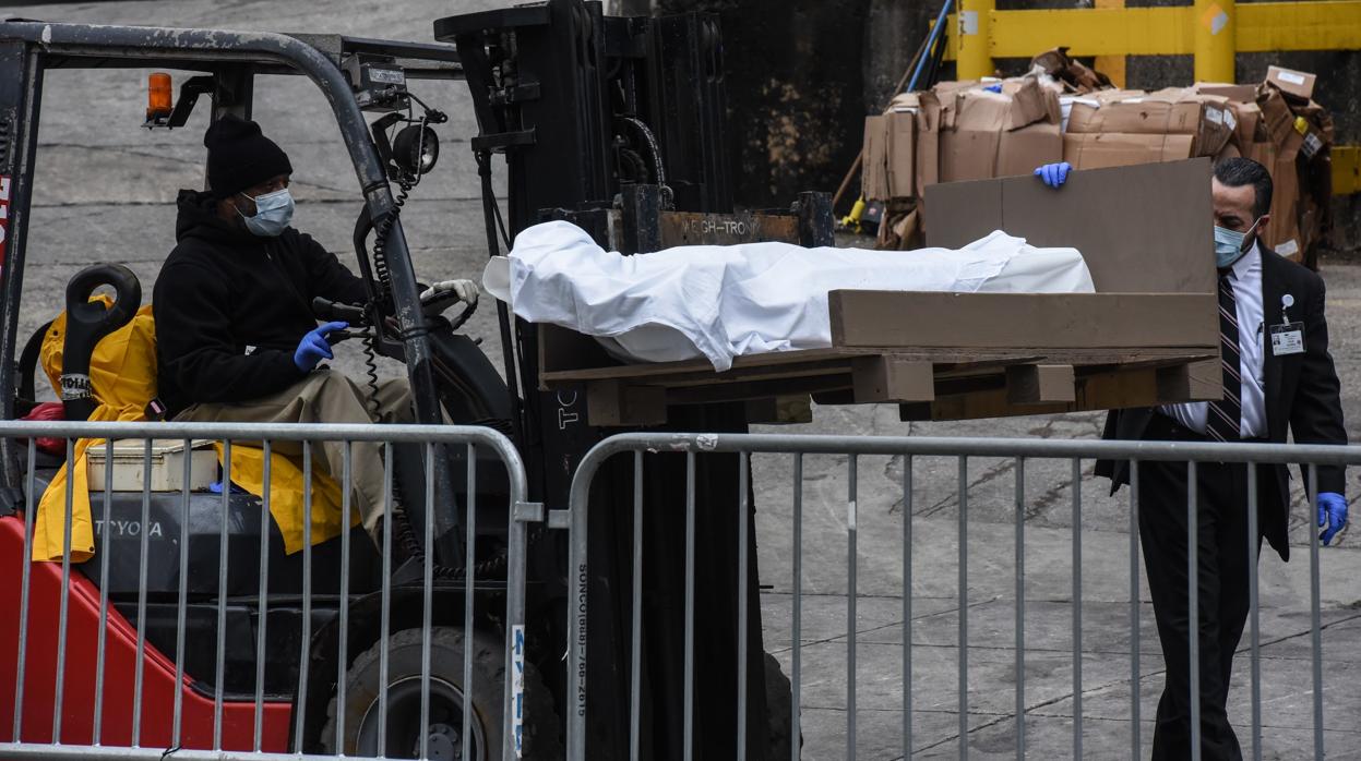 Un operario traslada con un elevador un cadáver desde el Brooklyn Hospital