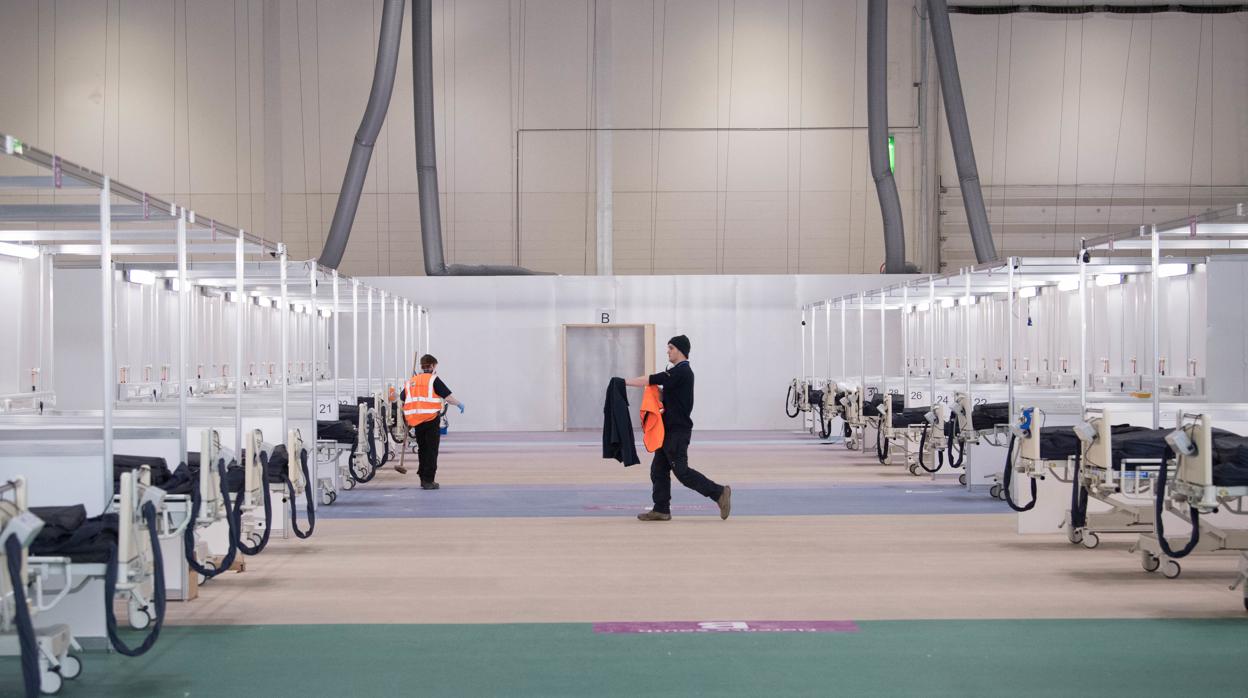 Preparativos en un centro de congresos en Londres para convertirlo en hospital para paciences de coronavirus