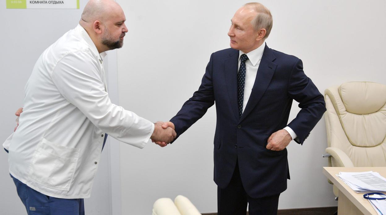 Putin se da la mano con el jefe del principal hospital de coronavirus de Moscú, Denis Protsenko, durante su visita al hospital Kommunarka