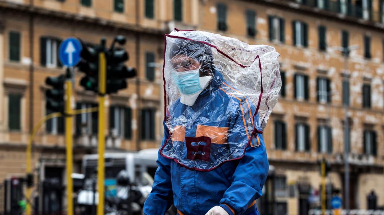 Un hombre con una bolsa de plástico en la cabeza camina por Roma