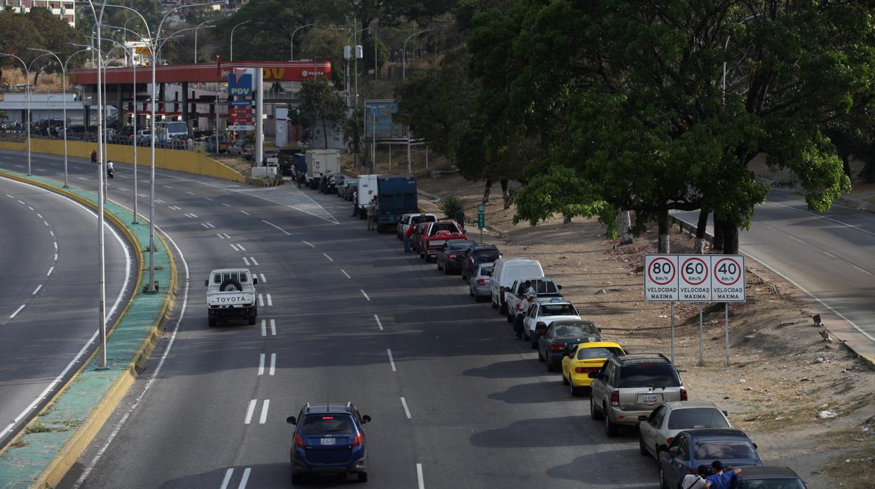 Colas para repostar gasolina en Venezuela