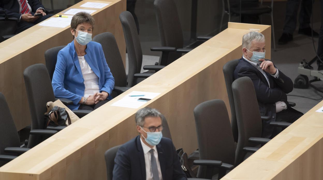 Miembros del Parlamento austriaco en una sesión en Viena durante la crisis por el coronavirus