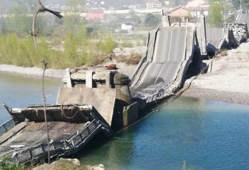 Se derrumba un puente en Italia: dos heridos, pero pudo ser una tragedia