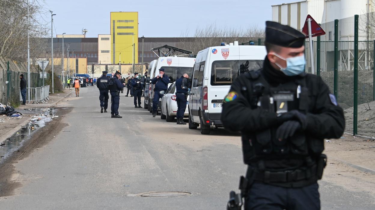 Las fuerzas policiales antidisturbios trabajando en una operación para albergar inmigrantes