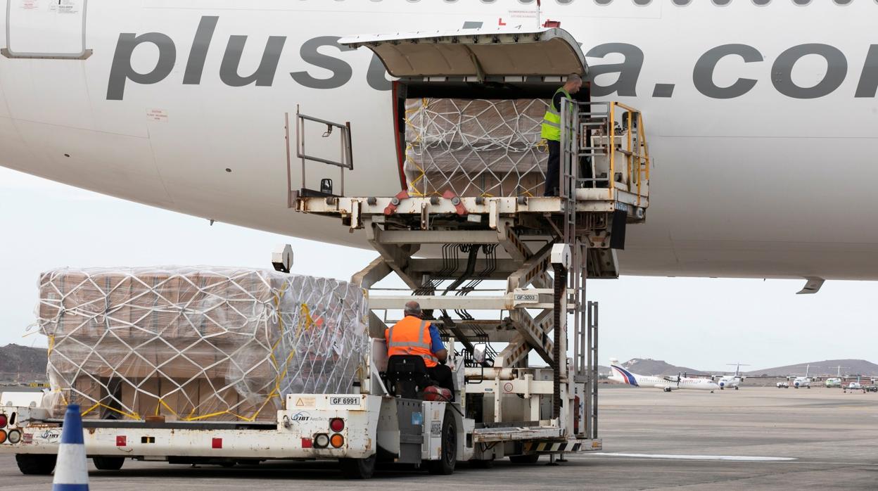 Llegada al aeropuerto de Gran Canaria de un avión procedente de China con material sanitario comprado