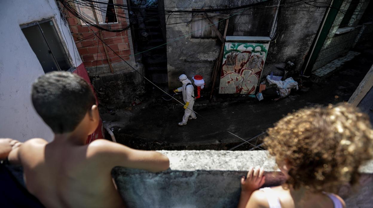 Residentes de la favela Dona Marta higienizan la zona para evitar la propagación del virus