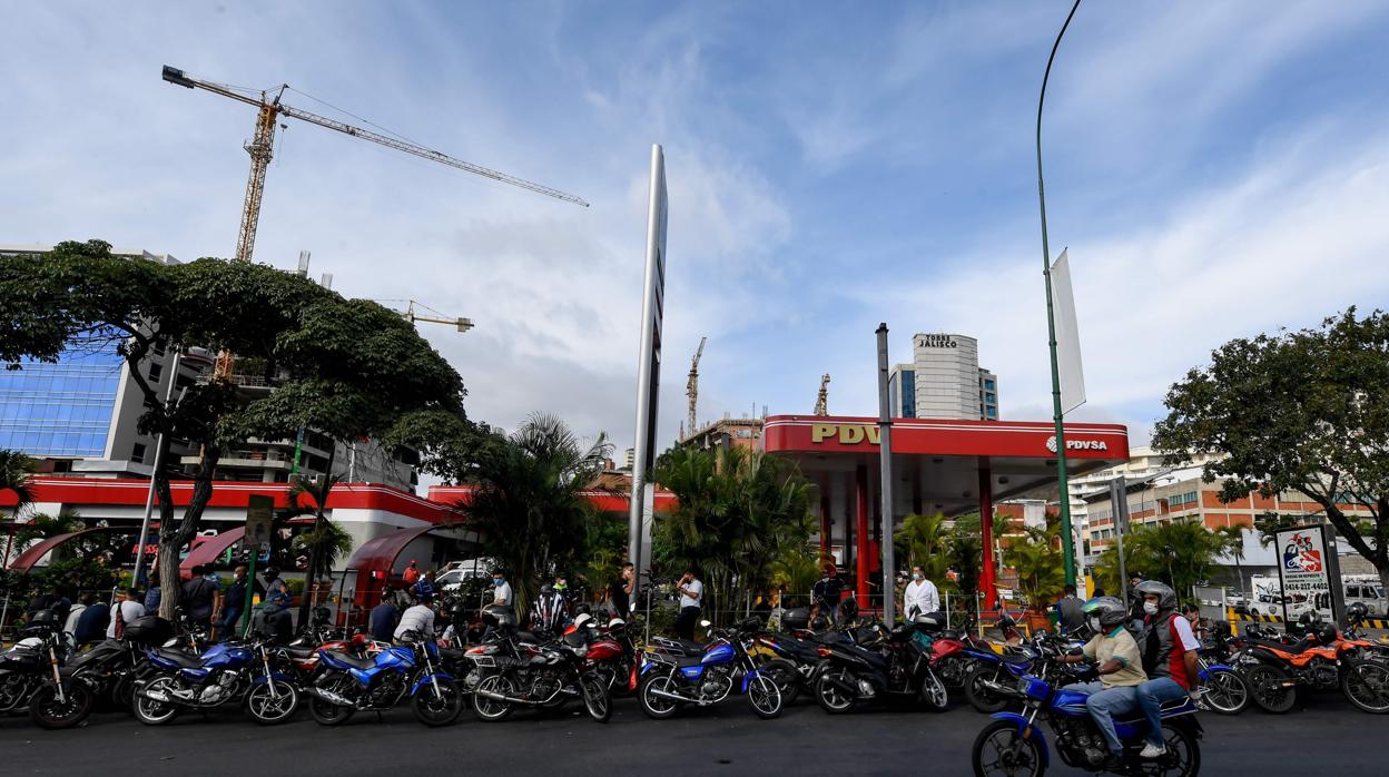 Colas de motoristas para repostar combustible en una estación de servicio en Caracas