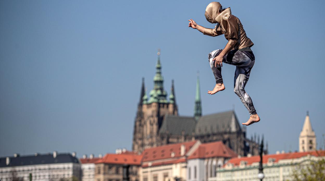 Actuación la semana pasada del circo contemporáneo Cirk La Putyka, con la catedral de Praga de fondo