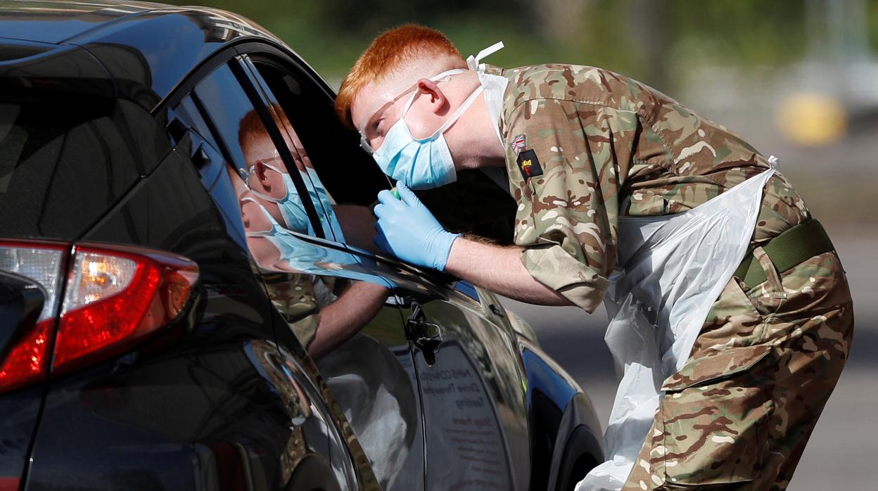 Personal militar realiza pruebas del coronavirus en Londres