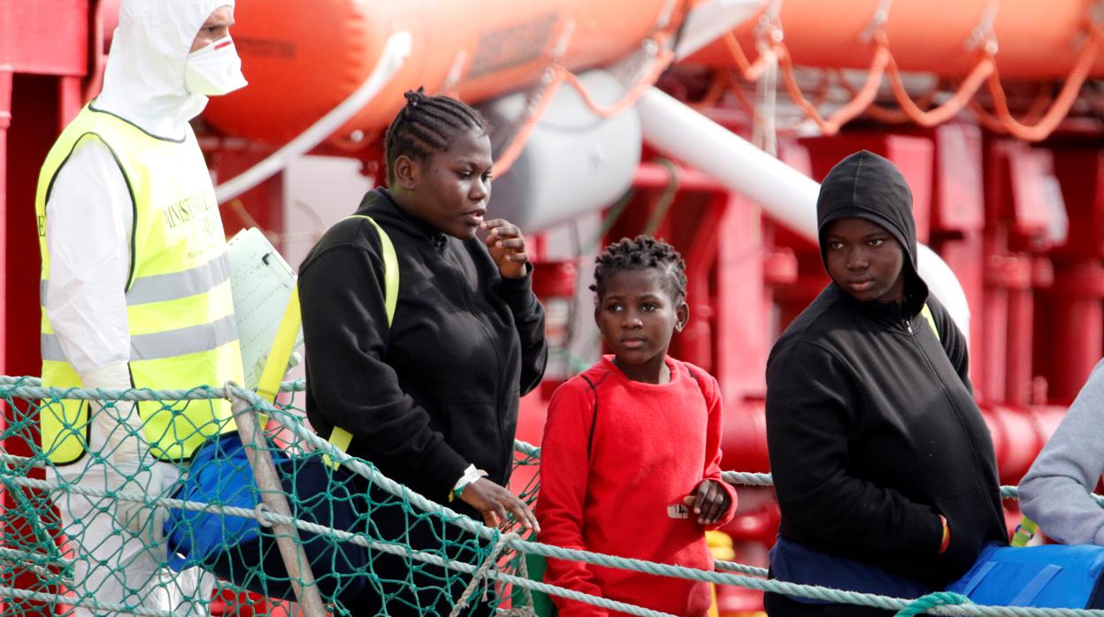 Unos inmigrantes desembarcan en el puerto de Pozzallo, en Sicilia