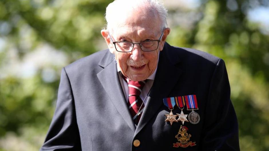 Un veterano de guerra de 99 años recauda 14 millones de euros para la sanidad británica