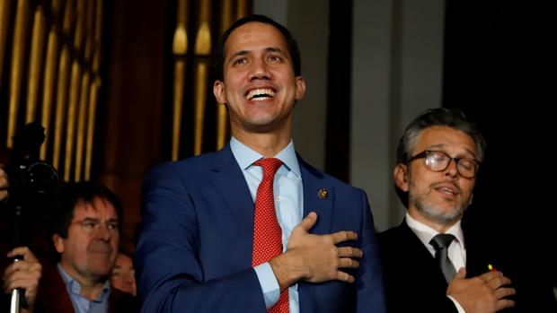 Guaidó anuncia una ayuda de 100 dólares mensuales para el personal sanitario en Venezuela