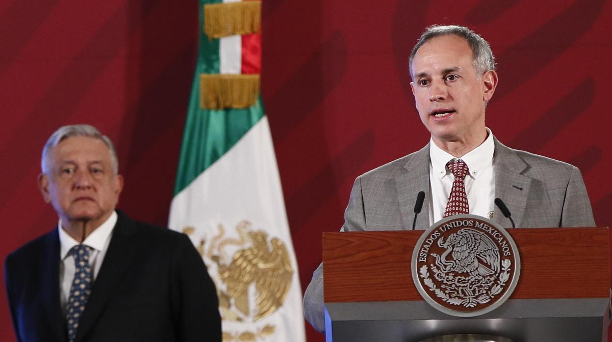 Hugo López-Gatell, el portavoz del Gobierno mexicano para la pandemia, durante la rueda de prensa diaria del presidente López Obrador, a la izquierda