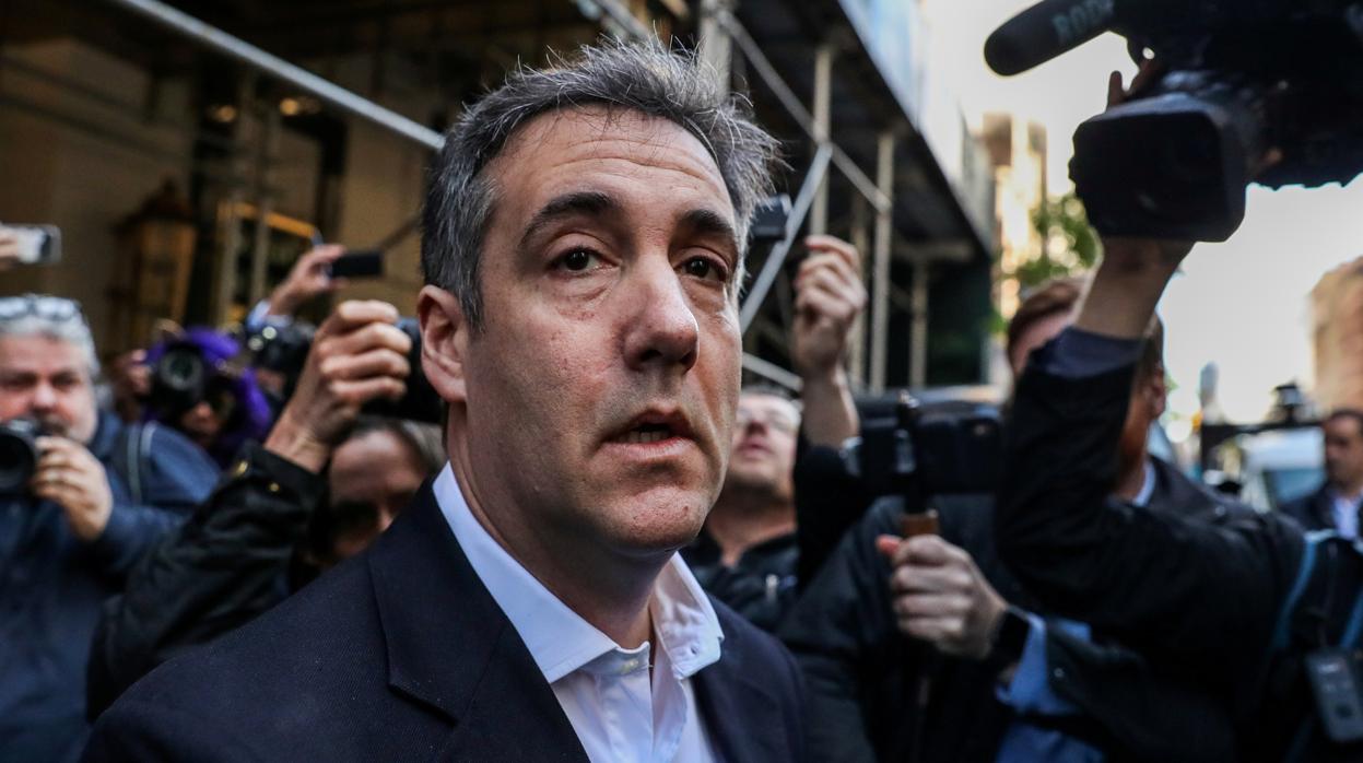 Michael Cohen sale de su apartamento en Nueva York en 2019 para dirigirse a la cárcel