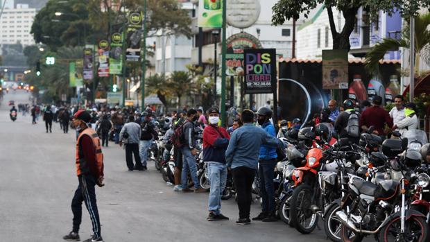 Los venezolanos rompen la cuarentena para buscar comida y gasolina