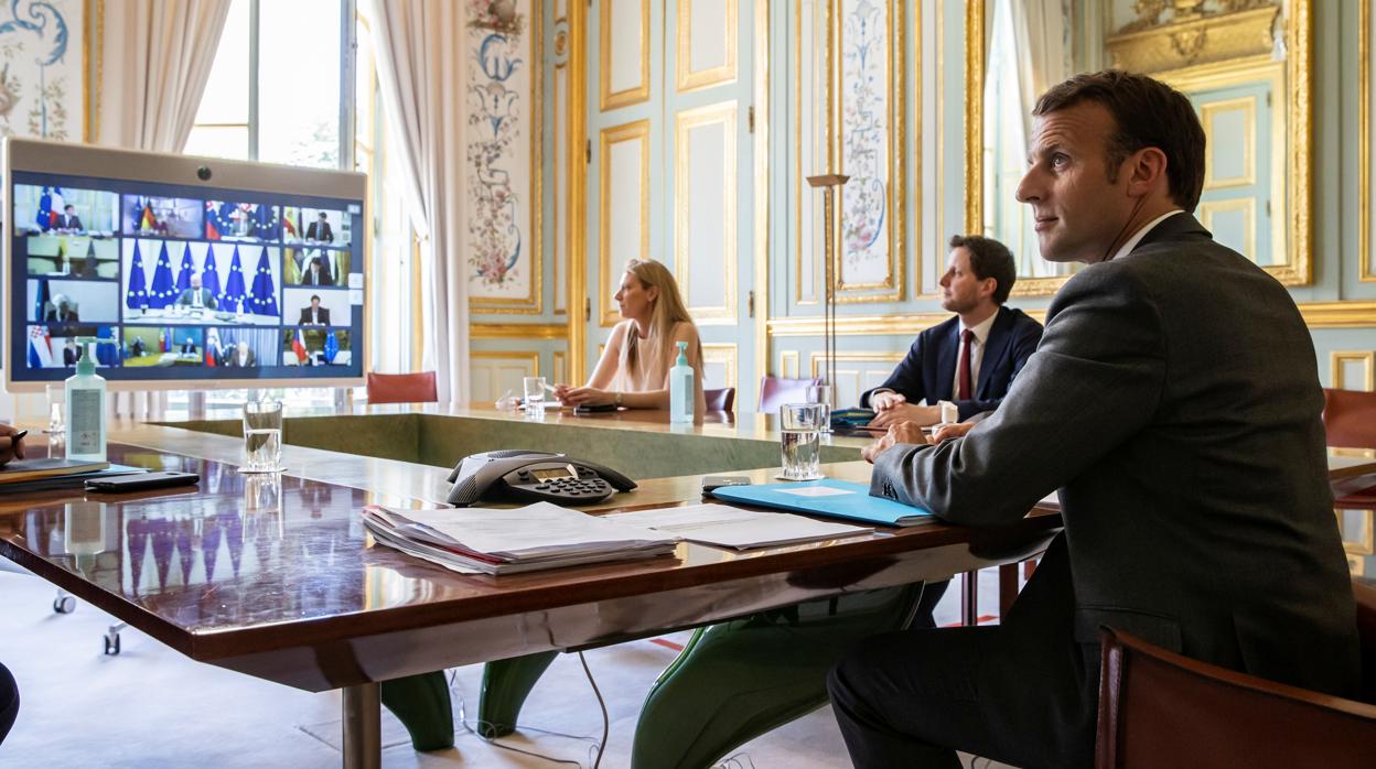 Macron asiste a una videoconferencia con miembros del Consejo Europeo, en medio del brote de la enfermedad COVID-19, en el Palacio del Elíseo en París