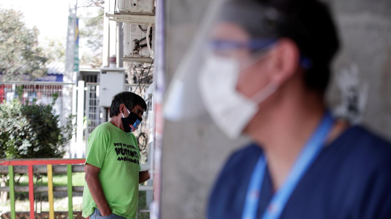 Dos hombres usan mascarillas en Santiago de Chile