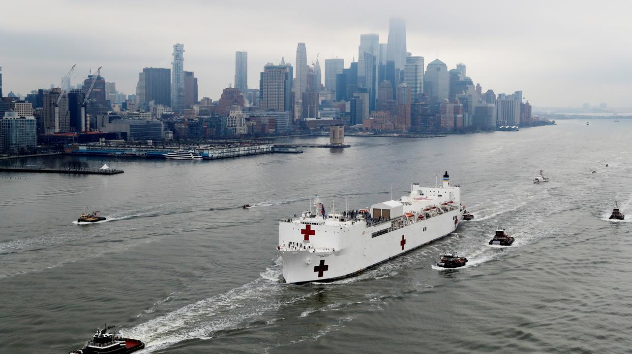 Imagen de la ciudad durante la pandemia con un barco medicalizado