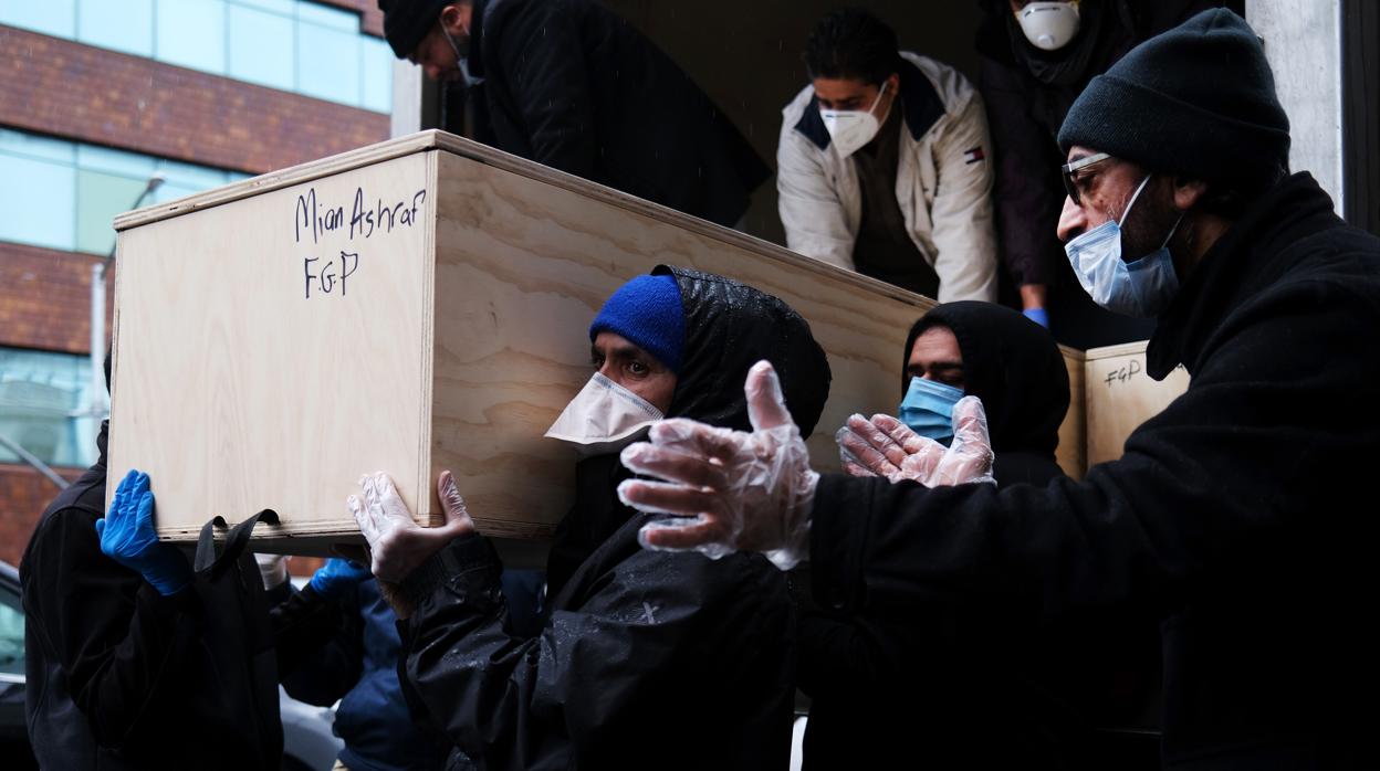 Preparativos de un funeral de personas musulmanas en Brooklyn (Nueva York)