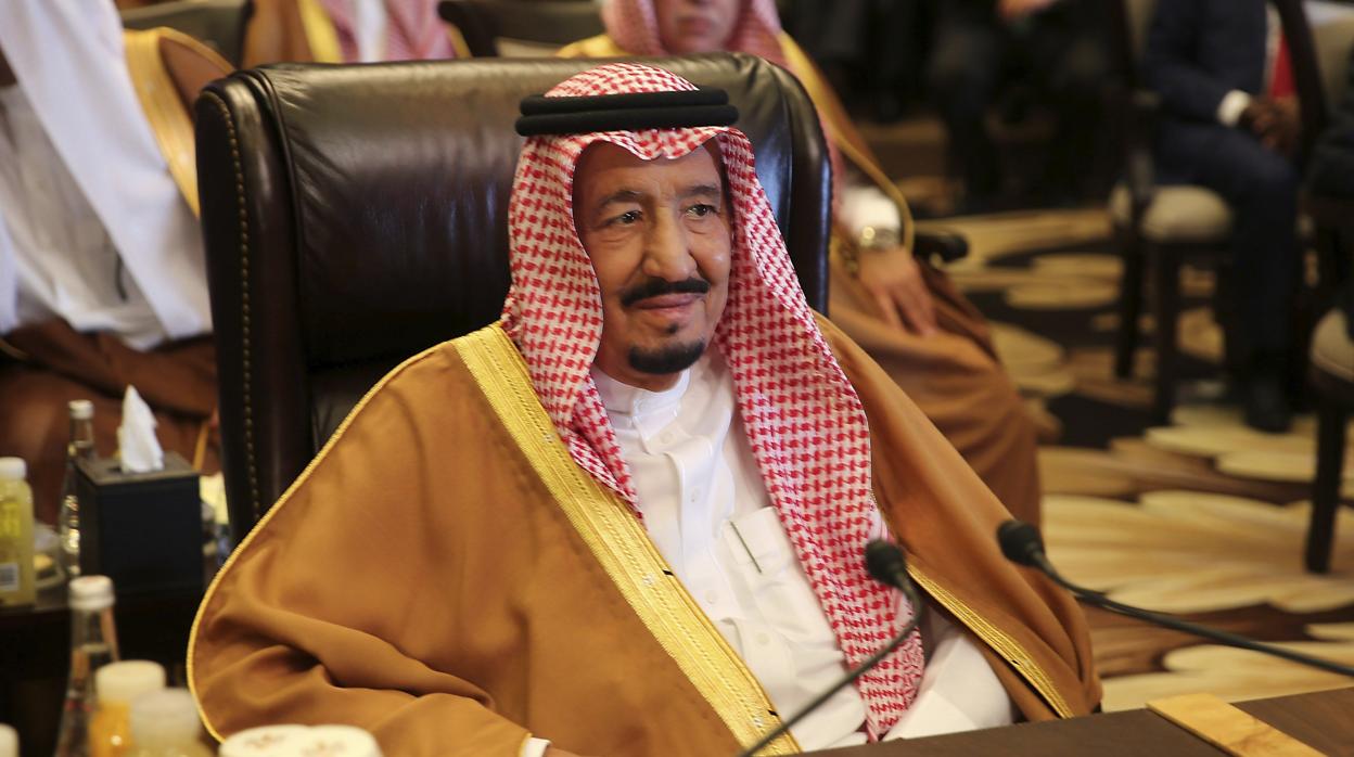 El rey saudí, Salman bin Abdelaziz, asiste a la ceremonia inaugural de la cumbre anual de la Liga Árabe