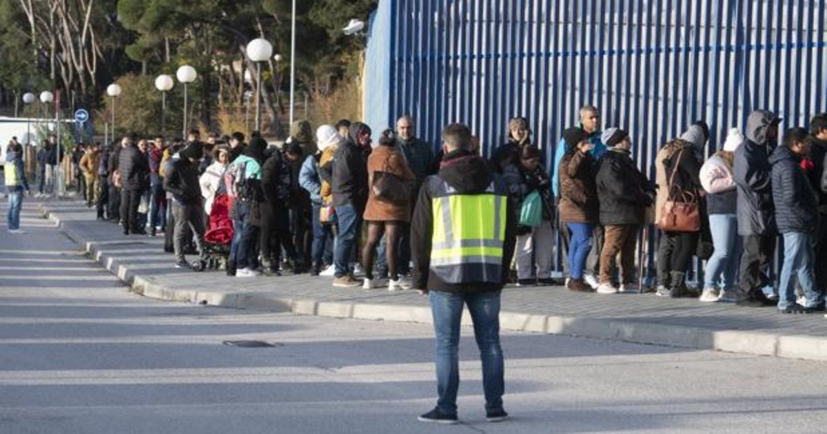 Colas de personas para solicitar y pedir asilo en España