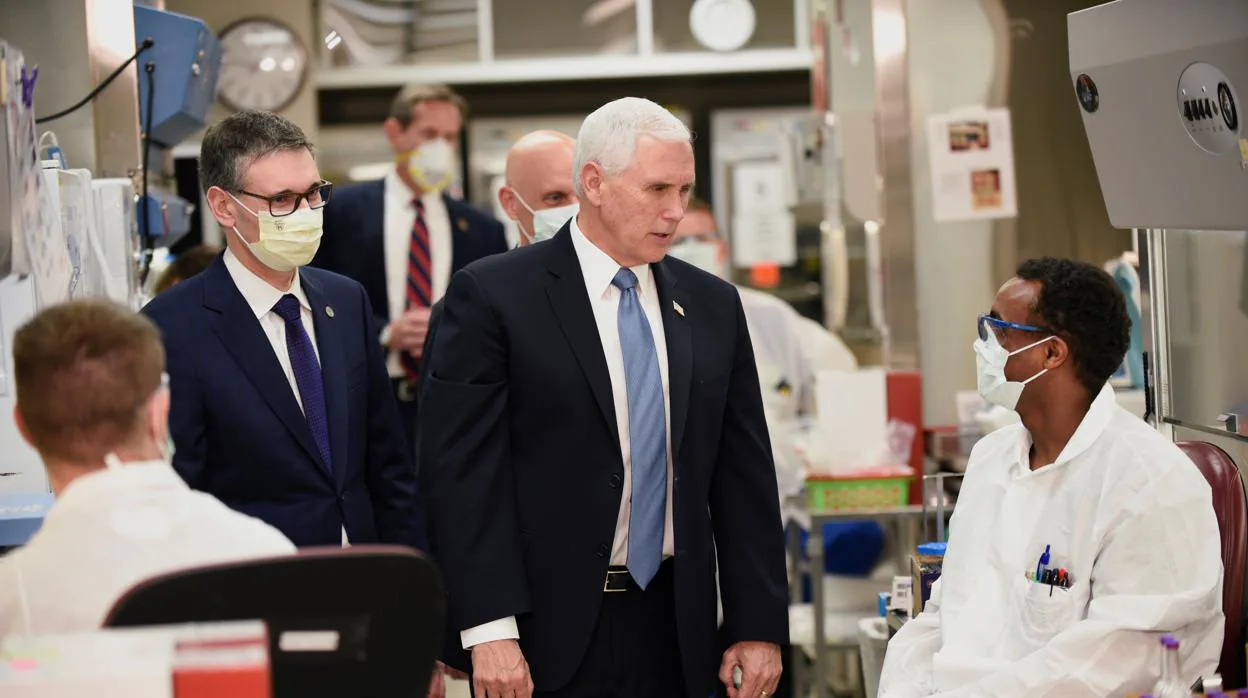 Mike Pence visita a médicos y técnicos de laboratorio mientras recorre las instalaciones de la clínica Mayo