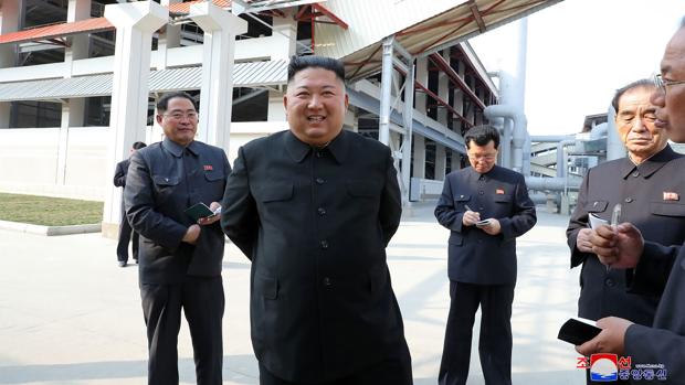 Reaparece Kim Jong-un en una fábrica de abono después de tres semanas de ausencia